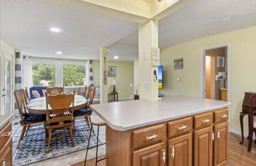 Lakefront Escape, Sunrise Views, Boat Slip & Community Dock Access - Foto 14