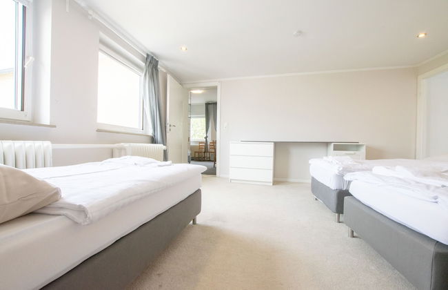 Spacious House - Photo 17