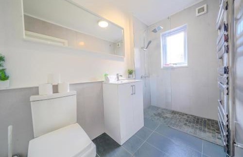 Stunning 2 Bedroom 6 Guest Flat by Anfield Stadium - Photo 5