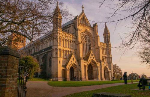 St Albans Centre Home - 4BR - 2 FREE parking - Photo 3