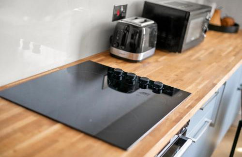 Stylish Flat I Sleeps 6 I With Parking - Photo 32