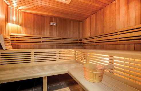 Gorgeous Home In Mravince With Sauna - Photo 4