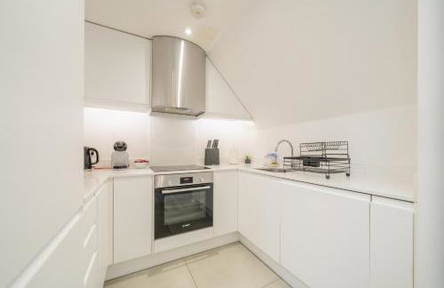 New! Modern Elegant 2-Bed Apartment, free parking - Photo 3