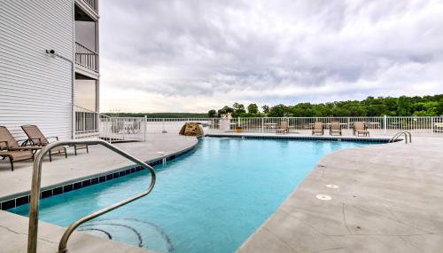 Lakefront Osage Beach Condo: Dock Your Boat Here! - Foto 3
