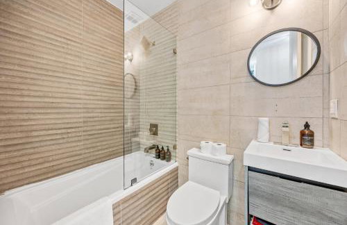 Mid-Century Stay 5BR and 5 Baths w PS5 & Laundry - Foto 32