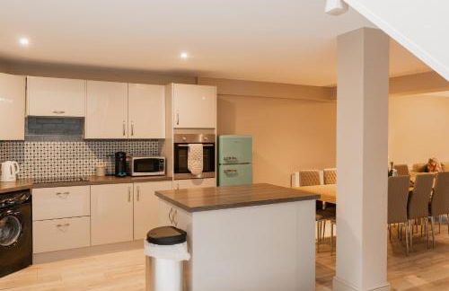 Newly Renovated 4 bed in Tarvin, Near Chester - Sleeps up to 15 - Foto 3