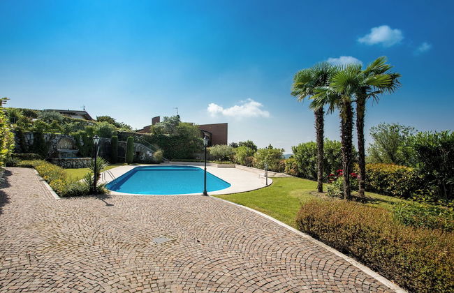 Red Villa With Shared Pool and Private Garden is the new Black on Lake Garda - Photo 15