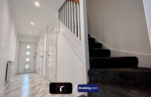 Spacious 4 Bedroom By Tara Stays Short Lets & Serviced Accommodation Aldershot With Free WiFi & Garden - Foto 13