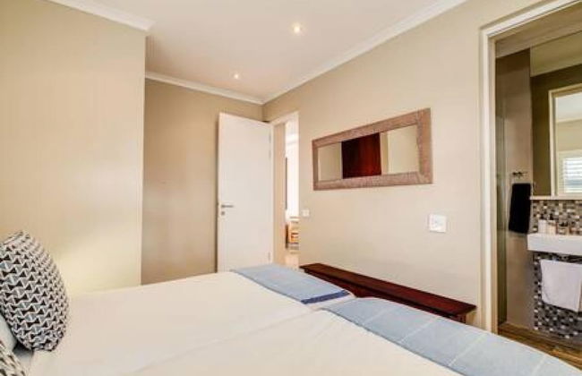 Secure Holiday Apartment w Private Pool Calico - Photo 17