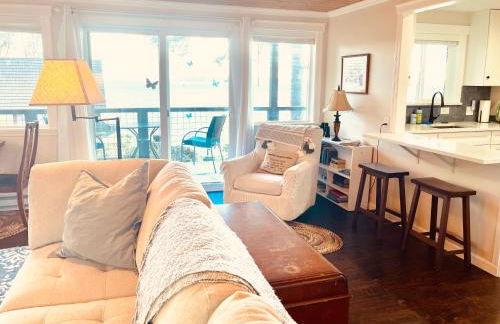 Puget Sound Chic Romantic Cottage with Private Beach Access & Gated Entry - Foto 17