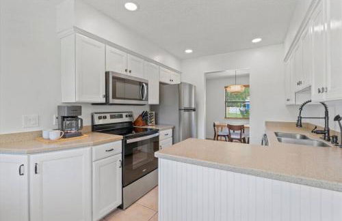 Spacious Home Near Beach, Large Yard, Game Room and Dog Friendly - Foto 6