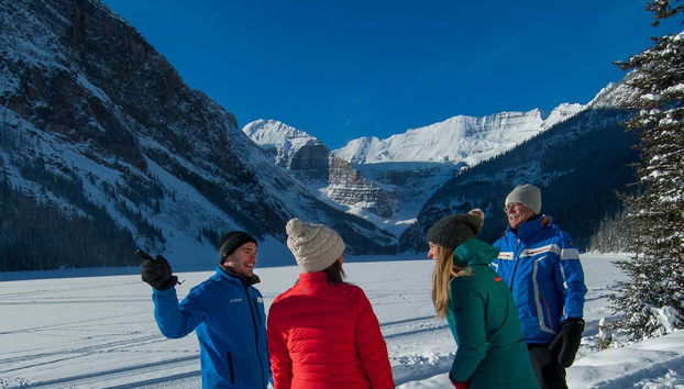 Escuchando las explicaciones del guía