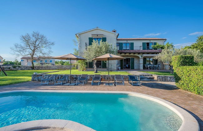 Beautiful Villa With Swimming Pool and Fenced Garden - Foto 1