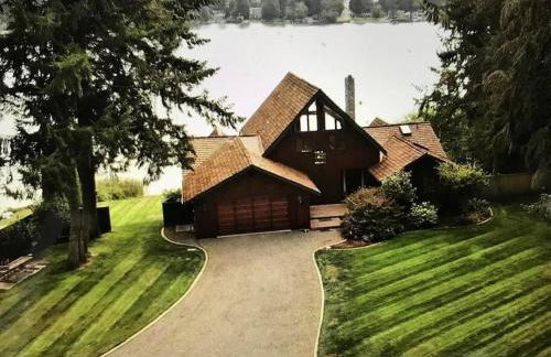 Beautiful Private Lake Lodge with Private Dock and Mountain Views - Foto 1