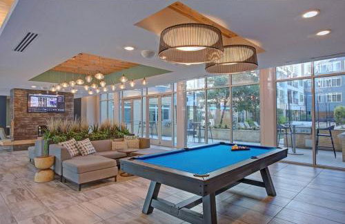 Riverwalk and Pool view Apt with King bed Infinity Pool Gym Free Parking - Foto 42