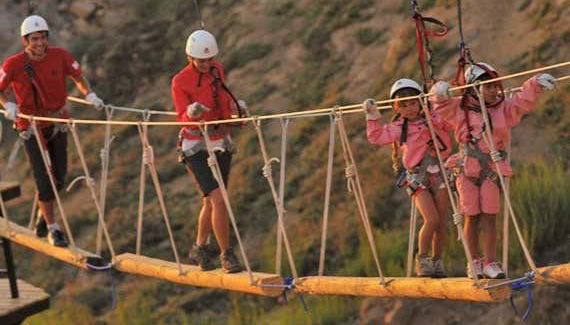 Crianças fazendo uma atividade de verão no parque