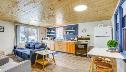 Cozy Wellston Cabin - Walk to Crystal Lake! - Foto 1