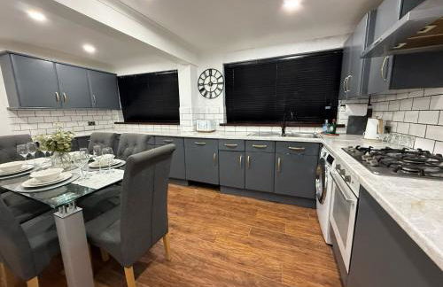 Stylish & Cosy Home in Bridgend with free parking - Photo 27