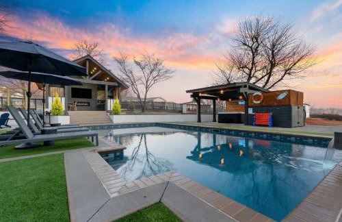 Sleeps 13 Saltwater Pool Fully Fenced in Yard - Photo 3