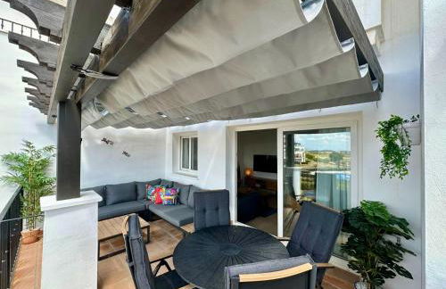 Stunning apartment with a beautiful pool/lake view - Foto 16