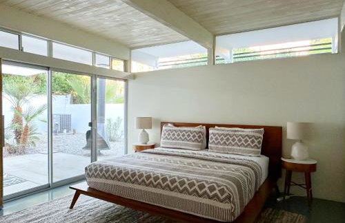 Retro Rendezvous Pool and Spa MidCentury Modern Home - Foto 43