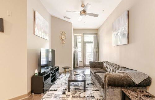 Stylish 1BR Uptown Apartment - Photo 3