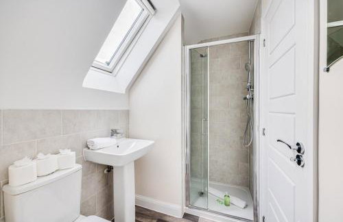 Detached House in Brooklands - Prime Location - Driveway Parking, Self-Check-In, Fast WiFi and Smart TV by Yoko Property - Foto 11