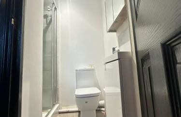 Spacious 3-Bedroom House with Fast Wi-Fi & Free Parking - Foto 20