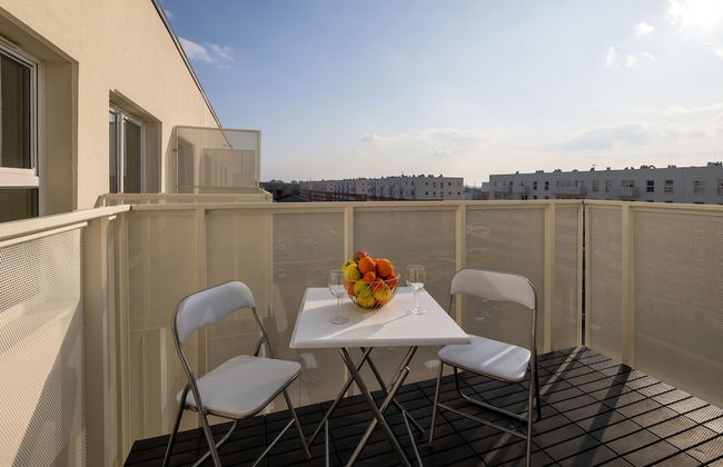 Modern Studio With Balcony by Renters - Photo 25