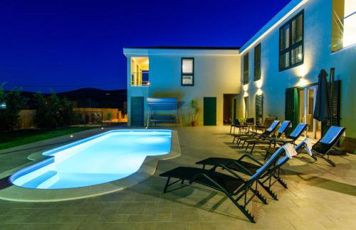 Luxury Villa With Heated Pool, Terrace, and Outdoor Amenities for Relaxation - Foto 26