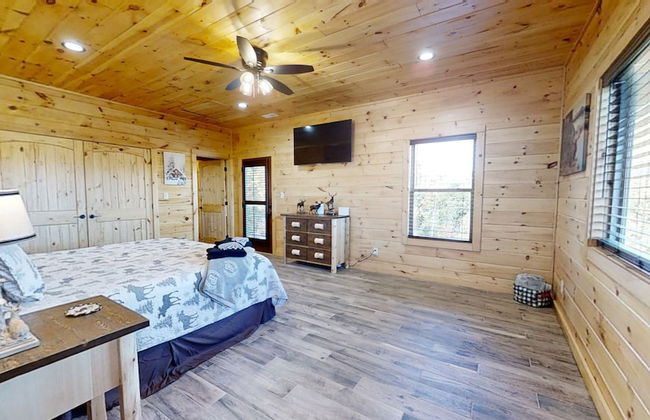 Lazy Bear Lodge 5 Bedroom Cabin by RedAwning - Photo 12