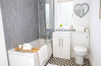 Champflower House- Sleeps 7- Driveway Parking, Contractors, Fast Wifi and Smart TV - Foto 8