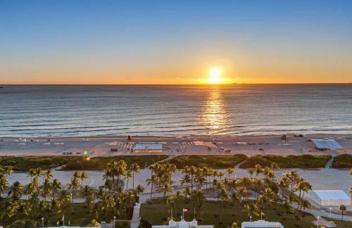 Crown Jewel of Ocean Drive- 2 story Penthouse, 4 Bedrooms & Private rooftop spa - Foto 49