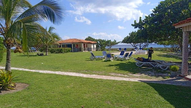 Un'area relax con lettini