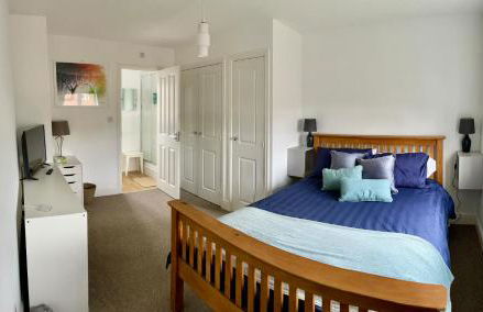 Stunning Large Detached Gloucester, 4 beds, 3 bedroom, 2 bathroom property, Nr Chelt, The Docks and Quays sleeps 6 - Photo 20