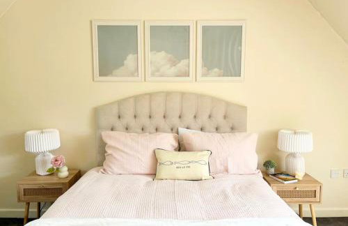 Artistic, Bright & Spacious 3 Bedroom Home - Foto 43