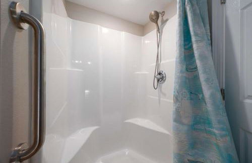 Walk to the Beach Private Backyard and Fire Pit - Foto 36