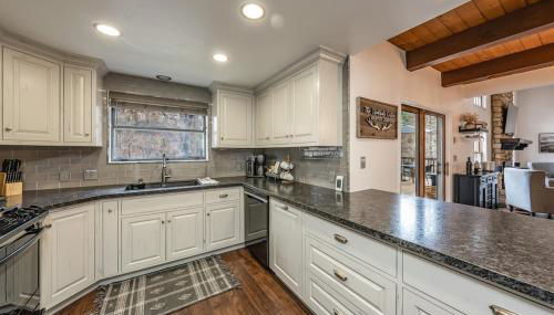 Creekside Cabin - Pup-Friendly with AC - Foto 3