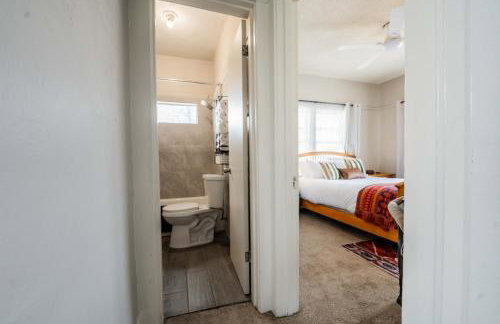 Work Desk- FirePit-Pool-Steps to UofA - Foto 57