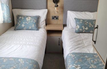 luxury new 3 bed caravan with stunning sea view on private beach in Thorness bay - Foto 14