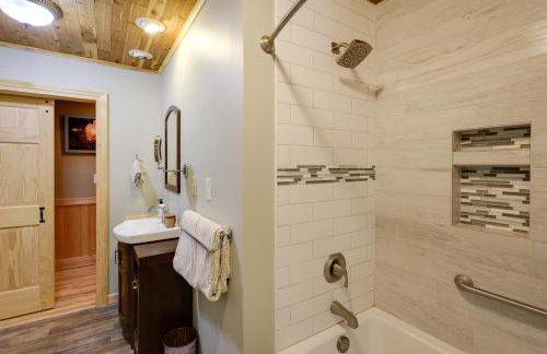 Game Room and Lake Access Wooded Retreat in Jay - Foto 16