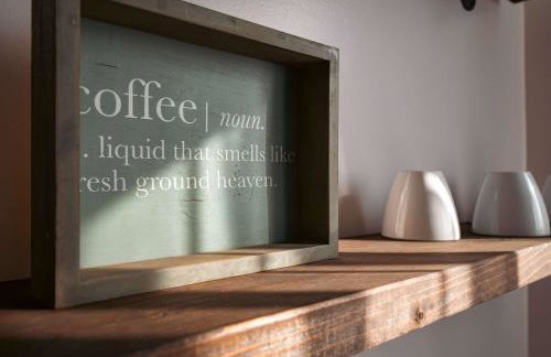 Modern & Cozy 2BR Retreat Near West Blvd - Foto 24