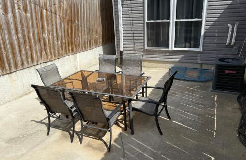 Charming 3BR 2BA with Private Patio - Foto 25