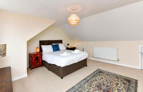 Spacious 4 Bedroom home with Parking Garden - Pass the Keys - Foto 25