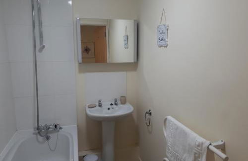 The Sawmills, Carlisle - Spacious 4 Bedroom Family House - Free WiFi - & Parking - Walk to Carlisle Castle - Foto 57