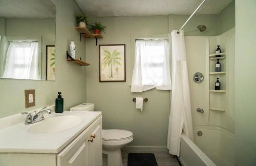 Walk Everywhere | 2-Bedroom House w/ Backyard - Foto 13