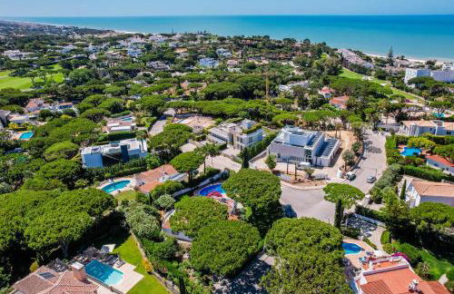 Traditional 3 bedroom villa with great pool in the heart of Vale do Lobo - Photo 8