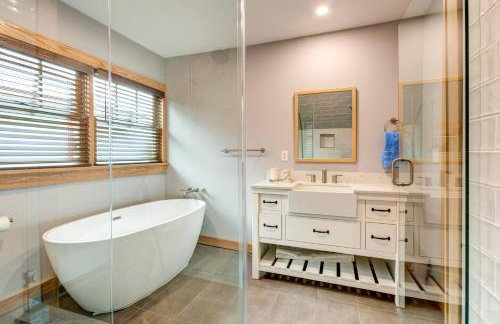 Spacious Arts Crafts Village Home Perfect Summer Base Near Trails Events - Foto 38