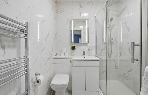 Spacious Ensuite Home near M6 with Driveway Parking - Foto 20