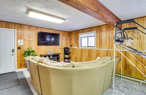 Scenic Views! Clifton Twp Chalet with Fire Pit, Deck - Foto 24